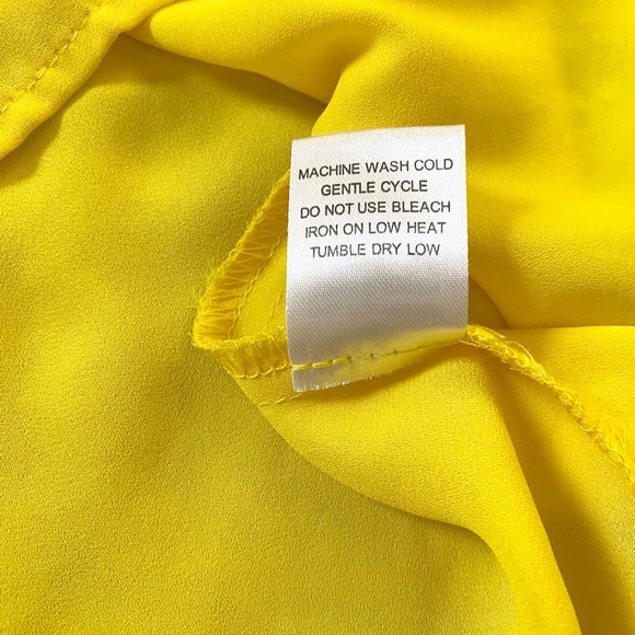 Violet & Claire Yellow Pleated Vneck High Low Sleeveless Blouse Size Small - Picture 6 of 10